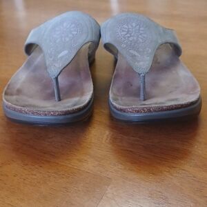 Dansko Priya Tooled Thong Gen. Leather Sandals Olive Green Upper W-7.5/8